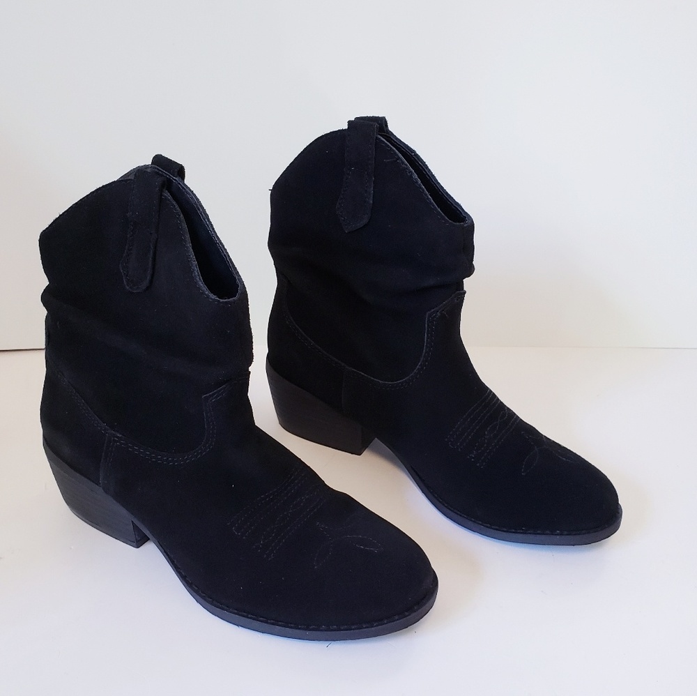 White mountain black suede bootie